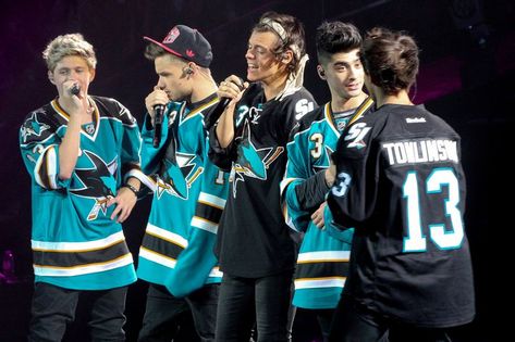 US cinemas forced to hire extra security over One Direction frenzy at 3D film preview - Mirror Online Wallpaper One Direction, Imprimibles One Direction, One Direction Fotos, Four One Direction, One Direction Lockscreen, Gambar One Direction, Harry Style, One Direction Wallpaper, Direction Quotes