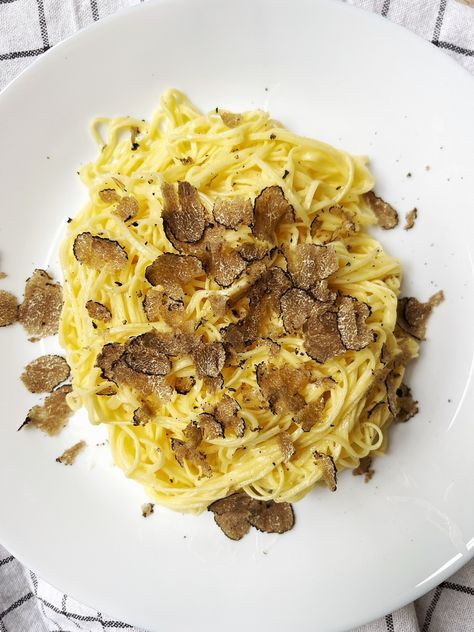 tagliolini al tartfufo nero Black Truffles, Truffle Hunting, Egg Pasta, Black Truffle, Pasta Shapes, Pasta Dish, Butter Sauce, Classic Dishes, Authentic Recipes