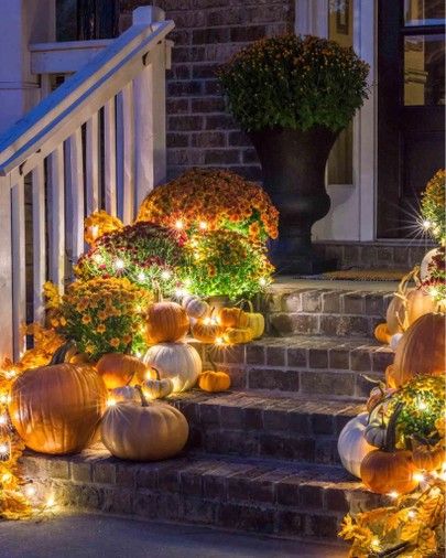 Mums And Pumpkins, Mums In Pumpkins, Front Porch Steps, Fall Porch Decor, Casa Halloween, Creepy Halloween Decorations, Fall Decor Inspiration, Fall Front Porch Decor, Halloween Porch Decorations