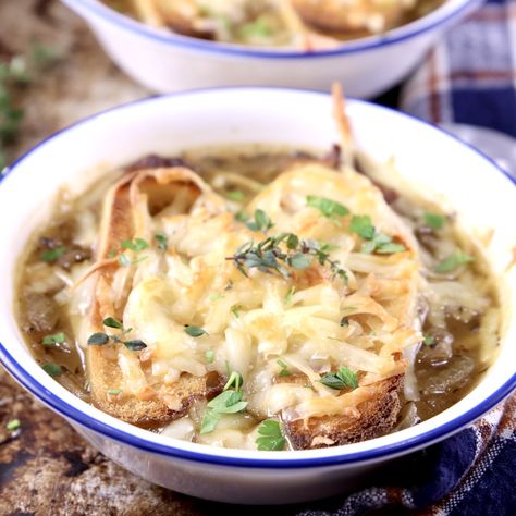 French Onion Soup {Easy No Wine Recipe} - Miss in the Kitchen Easy Onion Soup Recipe, Onion Soup Easy, Homemade Bread Bowls, Best French Onion Soup, Beer Cheese Soup, Classic French Onion Soup, Bread Toppings, French Soup, Beer Cheese Soups