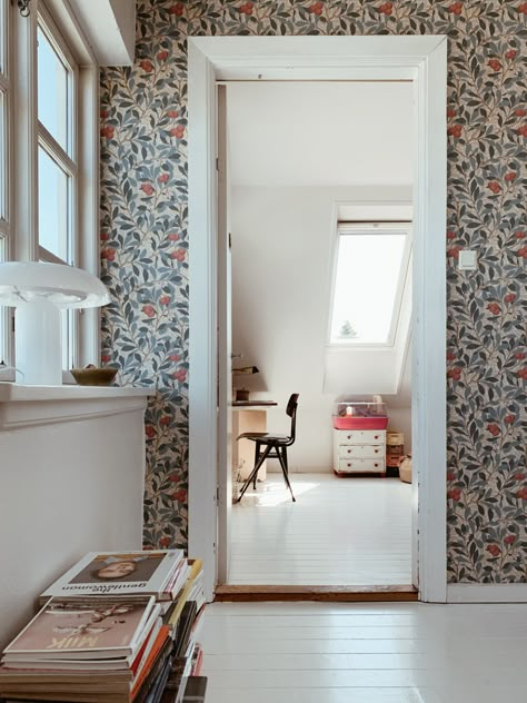 Morris Homes, William Morris Wallpaper, Cosy Corner, Wallpaper Living Room, Best Interior Design, Home Wallpaper, Interior Inspo, Interior Design Bedroom, Home Fashion