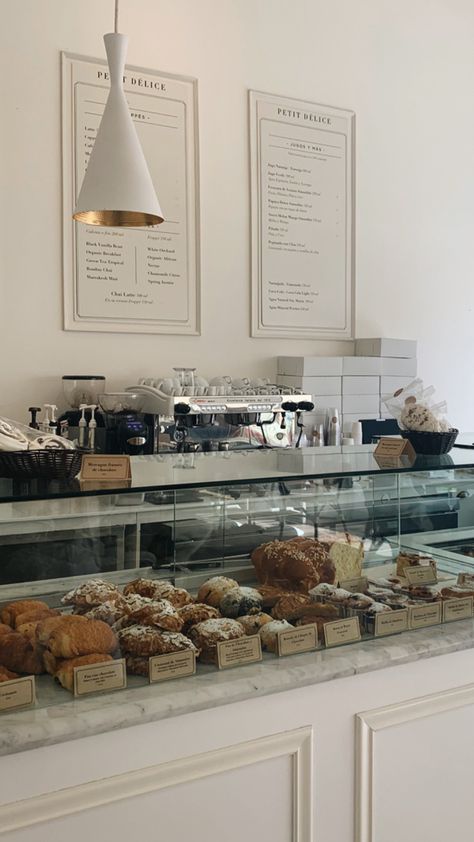 Small Pastry Shop Interior, Coffee Shop Design Aesthetic, Bakery Market Display, Small Bakery Design, Pastry Shop Aesthetic, Pastry Shop Design, Bakery Display Ideas, Chic Coffee Shop, Pastry Shop Interior