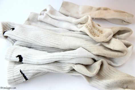 Using Vinegar in the Laundry: How to Whiten Whites - Tutorial on using a natural cleaner to brighten dingy white socks and clothes! It really works! Get Whites White Again, Whiten Whites, Whiten Clothes, Cleaning White Clothes, Laundry Whitening, Vinegar In Laundry, White Nike Socks, How To Whiten Clothes, How To Make Socks