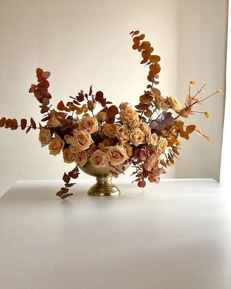 Copper Floral Arrangements, Thanksgiving Home Decorations, Flower Composition, Thanksgiving Floral, Vase Flowers, Fall Flower Arrangements, Florist Wedding, Wedding Themes Fall, Flower Spray