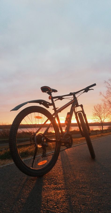 Bersepeda Aesthetic, Bycicle Photos, Bike Instagram Story, Bike Riding Aesthetic, Bicycle Aesthetic, Nature Scene Tattoo, Nature Bookmarks, Instagram New York, Bike Aesthetic