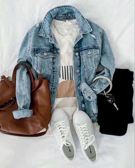 Jeans Flat Lay Photography, Clothing Layout Flat Lay, Fall Outfit Layout, Flatlay Photography Clothing, Clothes Flatlay, Chilling Outfits, Flat Lay Photography Clothing, Outfits Frescos, Flatlay Outfit