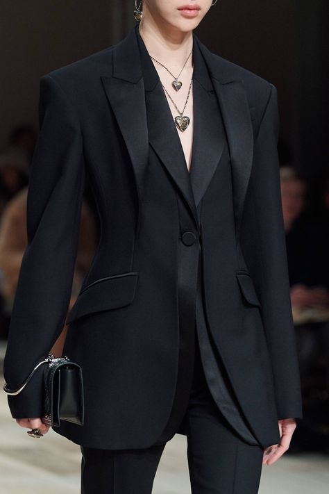 Alexander Mcqueen Aesthetic, Alexander Mcqueen Suit, 00s Mode, Mode Mantel, Detail Photos, Nice Clothes, Woman Suit Fashion, Savile Row, Success Motivation