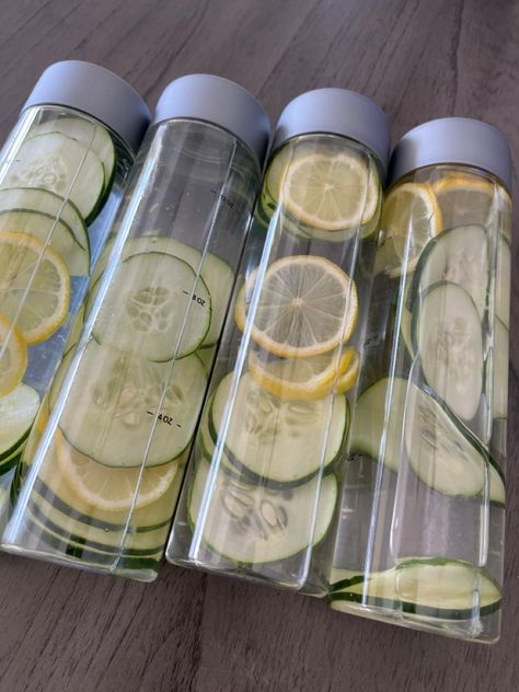 Cucumber lemon detox hydrating water Drinking Snacks, Drinking Ideas, Advanced Workout Plan, Drinking Food, Cucumber Lemon Water, Healthy Water Drinks, Water Hydration, Drinks Recipe, Benefits Of Drinking Water