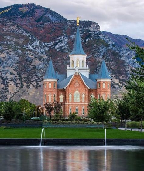 Provo City Center Utah PC: @packtography #ldstempleaday #lds #ldstemple #ldschurch #ldstemples #provocitycentertemple #mormontemple #mormon Provo City Center Temple, Castle Disney, Mormon Temples, Houses Of The Holy, Temple Pictures, Mormon Temple, Lds Temple, Old Churches, Country Church