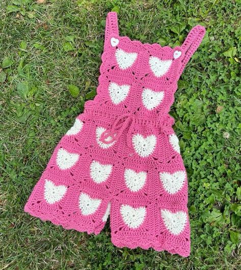 Easy Crochet Granny Romper: DIY Guide For Stylish Handmade Wear Beginning Crochet Projects, Crochet Festival Outfit, Crochet Overalls, Romper Tutorial, Placemat Patterns, Crochet Placemat, Beginning Crochet, Crochet Placemat Patterns, Crochet Romper