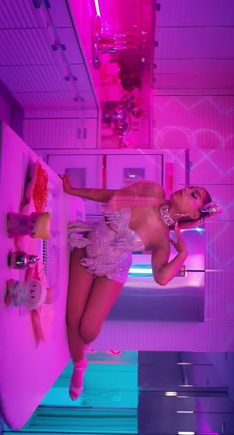 Wallpaper 7 rings Ariana Grande 7 Rings Ariana Grande, Ariana Grande 7 Rings, Kily Jenner, Outdoors Quotes, Tattoos Animals, Ariana Grande Facts, Ariana Grande Sweetener, Ariana Grande Fans, Ariana Grande Cute