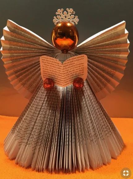 Copying the Santa Claus idea, this is an Angel Origami Angel, Book Angel, Origami Book, Christmas Angel Crafts, Book Christmas Tree, Old Book Crafts, Paper Angel, Book Page Crafts, Christmas Origami