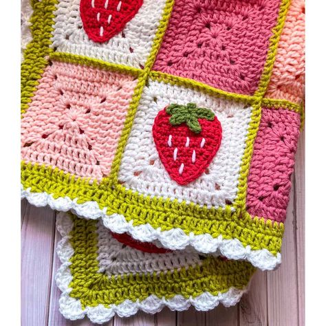 Embrace the strawberry trend by making this cute crochet strawberry blanket pattern. Perfect for baby blankets all the way to queen size. Strawberry Granny Square Blanket, Strawberry Granny Square Free Pattern, Strawberry Crochet Blanket, Cute Crochet Strawberry, Crochet Granny Square Blanket Pattern, Easy Crochet Blanket Tutorial, Strawberry Room, Strawberry Blanket, Granny Square Blanket Pattern