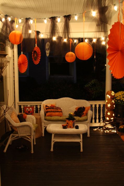 Halloween Patio Decorations, Patio Decorations, Halloween Patio, Halloween Board, Halloween Porch Decorations, Diy Porch, Whimsical Halloween, Halloween Pins, Halloween Decorating