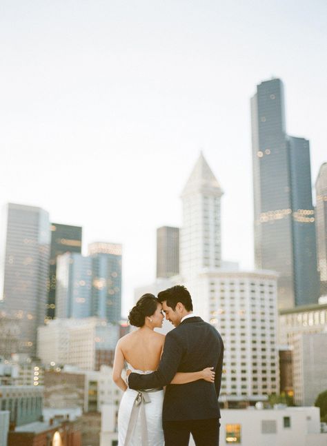 28 Epic Engagement and Pre-Wedding Photos Featuring Breathtaking Cityscape! Urban Wedding Photography, Rooftop Wedding, Urban Wedding, Mod Wedding, Seattle Wedding, Photo Couple, Pre Wedding Photos, Pre Wedding Photoshoot, Wedding Photo Inspiration