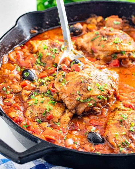 Chicken Cacciatore - An authentic Italian chicken dish made with braised chicken and fresh veggies, cooked together in a flavorful tomato and red wine sauce. #chicken #cacciatore #recipe Italian Chicken Casserole, Chicken Breast Casserole Recipes, Italian Chicken Dishes, Salad Appetizer Cups, Chicken Breast Crockpot Recipes, Sicilian Style, Italian Chicken Recipes, Recipetin Eats, Chicken Cacciatore