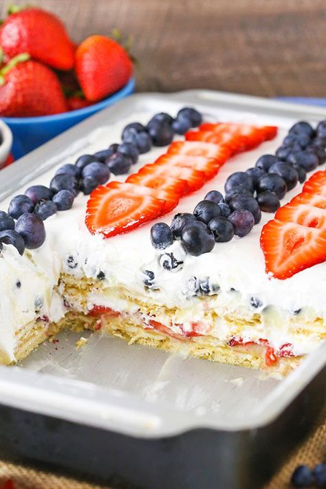 Strawberry Blueberry Cake, Cheesecake Icebox Cake, Blueberry Cake Recipe, Strawberry Cream Pies, Fourth Of July Cakes, Easy No Bake Cheesecake, Blueberry Cake Recipes, Patriotic Desserts, Cheesecake Pudding