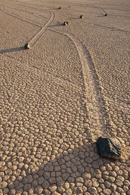 Racing Rocks - Racetrack Playa, Death Valley 🏜️ Witness the mysterious moving rocks and their tracks on the dry lake bed of Racetrack Playa. A truly intriguing phenomenon in Death Valley National Park! 🧩 #NatureMysteries #DeathValleyExploration #TravelCalifornia Natural Phenomena, Science And Nature, Amazing Nature, Natural Wonders, Nature Beauty, Natural World, Geology, National Geographic, Beautiful World