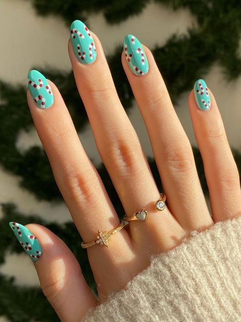 Xmas Short Nails, Candy Nails Designs, Pastel Christmas Nails, Christmas Candy Cane Nails, Fun Christmas Nails, Beachy Nails, Candy Cane Nails, Christmas Nails Easy, Cute Christmas Nails