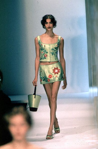 Tumblr Green Runway Fashion, Fashion Feminine, 90s Runway Fashion, Runway Fashion Couture, Vintage Runway, Runway Collection, Yellow Fashion, Creative Fashion, 90s Fashion