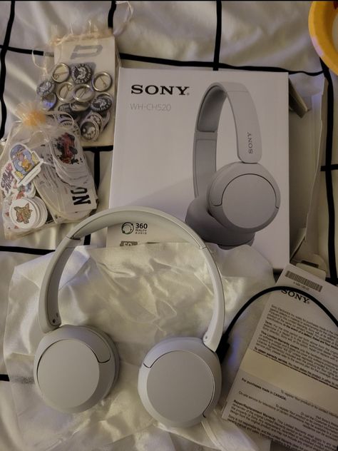 Sony Headphones White, Sony Wh Ch520, Overhead Headphones, Headphone Outfit, Wh 1000xm4, On Ear Earphones, Cute Headphones, Sony Headphones, Headphones Bluetooth