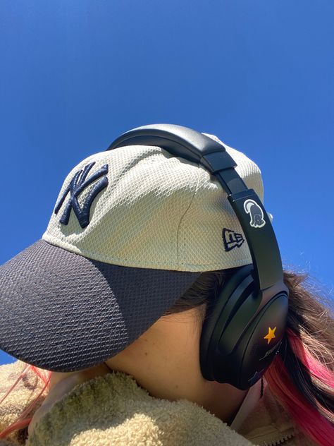 ig : leahwittsy #hat #sunday #weekend #sky #skies #blue #yankees #headphones #beach #cap #aesthetic Cap Pictures Photo Ideas, Headphones Blue Aesthetic, Yankee Hat Aesthetic, Blue Headphones Aesthetic, Cap And Headphones, Baseball Cap Aesthetic, Cap Aesthetic, Headphones Aesthetic, Yankee Hat