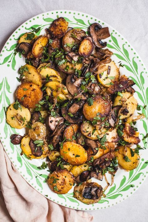 Fried Potatoes with Mushrooms and Onions Potato Mushroom Recipe, Recipes With Potatoes, Potatoes With Mushrooms, Potatoes Mushrooms, Mushroom Side Dishes, Fried Peppers, Mushrooms And Onions, Fried Mushrooms, Potato Sides