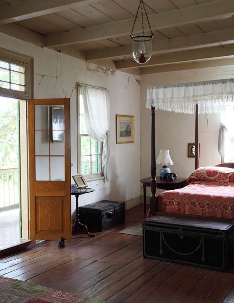 Don Didier's home in New Orleans. Sept. "The Magazine Antiques", 2011 Antique Bedrooms, Cajun Cottage, Colonial Bedrooms, Bayou House, Louisiana House, Colonial Decorating, Beamed Ceilings, Cottage Interior Design, Creole Cottage