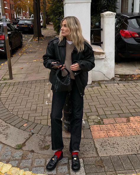 Silky Pants, Lucy Williams, Red Socks, Chic Winter Outfits, Long Black Coat, Sock Outfits, Looks Street Style, Street Style Winter, Weekend Outfit