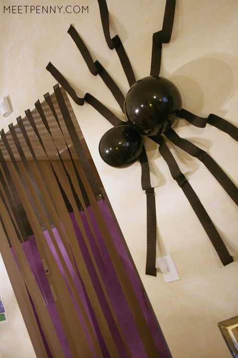 Check out these Minecraft party decorations! Make a Minecraft spider from black balloons and crepe streamers. A portal is made from purple and black crepe streamers. EASY! She includes Minecraft party printables and has great ideas for Minecraft party decorations, games, and more! Minecraft Party Printables, Minecraft Birthday Party Ideas, Minecraft Spider, Minecraft Bday, Minecraft Party Decorations, Spiderman Birthday Party, Diy Minecraft, Minecraft Birthday Party, Spiderman Party