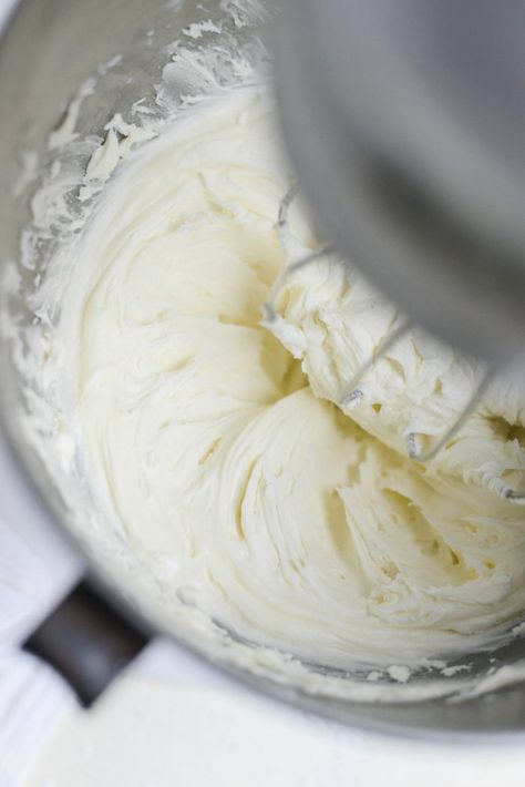 A simple vanilla buttercream frosting is what most of us frost our cakes with. Buttercream should be soft so it can spread yet hold it's shape well. Rainbow Muffins, Easy Icing Recipe, Buttery Sugar Cookies, Whiskey Cake, Marshmallow Frosting, Cake Frosting Recipe, Homemade Frosting, Cream Cheese Frosting Recipe, Vanilla Buttercream Frosting