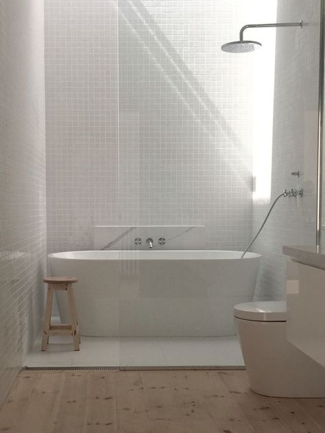 Bathtub Shower Combo, Bad Inspiration, Ideas Para Organizar, Stunning Bathrooms, Bathroom Shower Tile, White Bath, Tub Shower Combo, Upstairs Bathrooms, Hus Inspiration