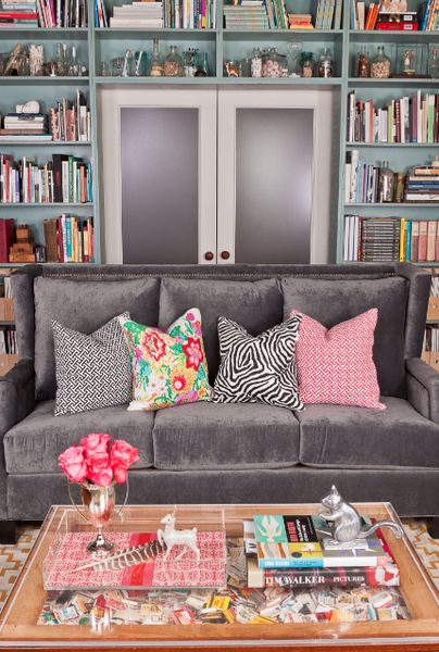 Room With Grey Couch, Nailhead Sofa, Gray Couch, Grey Couch, Deco Boheme, Décor Boho, Apartment Living, Home Decor Inspiration, Home Living Room