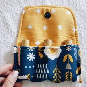 Diy Tas, Essential Oil Pouch, Selling Essential Oils, Roller Blends, Essential Oil Case, Essential Oil Bag, Sac Diy, Oil Bag, Cute Sewing Projects