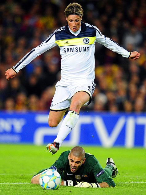 Victory Dance - Chelsea forward Fernando Torres, top, vies for the ball with Barcelona goalkeeper Victor Valdes before scoring during the UEFA Champions League second leg semi-final match at the Cam Nou stadium in Barcelona, Spain. Football Chelsea, Chelsea Football Team, Football Images, Unfortunate Events, Chelsea Football Club, Champions League Final, Chelsea Football, Football Boys, كريستيانو رونالدو