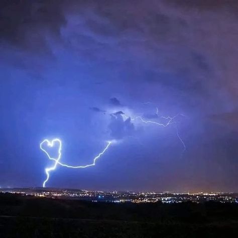 Blurry Lights, Epic Photography, Heart In Nature, Doraemon Wallpapers, Blurry Vision, Lightning Strike, I Love Heart, Pretty Landscapes, Amazing Nature Photos