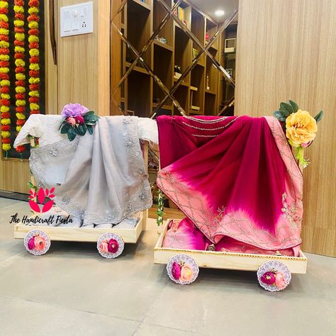 Indian Wedding Trousseau Packing, Wedding Gifts Packaging Indian, Trousseau Packing For Bride, Saree Packing Ideas Wedding Gift Packaging, Return Gifts For Wedding Indian, Saree Packing Ideas Wedding, Wedding Essentials Checklist, Wedding Rukhwat, Chhab Decoration