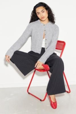 Give preppy vibes in this fluffy cardi. Super soft knit Ft. a crewneck, long sleeves, cropped hem and a tortoiseshell button-through placket. Topped with ribbed trims. **About Recycled Content** \- We’ve used recycled content to help reduce the impacts of virgin resources on the environment, using third party certifications to verify our recycled fibres \- Recycled materials are taken from waste and reprocessed into new fibres \- Find out more about our UO In Progress initiatives [here](https:// Grey Knitted Cardigan Outfit, Top Button Cardigan Outfit, Button Cardigan Outfit, Cardigan Work Outfit, Grey Cardigan Outfit, Grey Top Outfit, Cropped Cardigan Outfit, Outfits With Grey Cardigan, Knit Cardigan Outfit