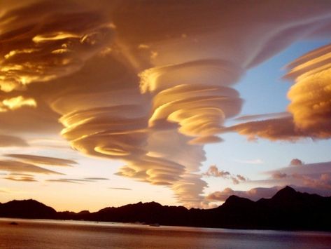 50 Awesome Natural Phenomena That Will Blow Your Mind | Page 5 of 5 | Fact Republic Lenticular Clouds, Wild Weather, Places In The World, Whitney Houston, Natural Phenomena, Beautiful Places In The World, Nature Images, Beautiful Sky, Beautiful Nature Scenes