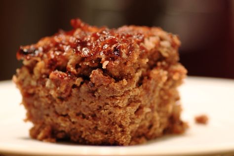 Who can resist a buttery rich cake with a crunchy, toffee-like frosting? Try this recipe for a gluten-free oatmeal cake with broiled penuche frosting. Apple Butter Cake, Oatmeal Crumble Topping, Canadian Recipes, Crustless Pumpkin Pie, Breakfast Crockpot Recipes, Gluten Free Carrot Cake, Gingersnap Crust, Oatmeal Cake, Gluten Free Oatmeal