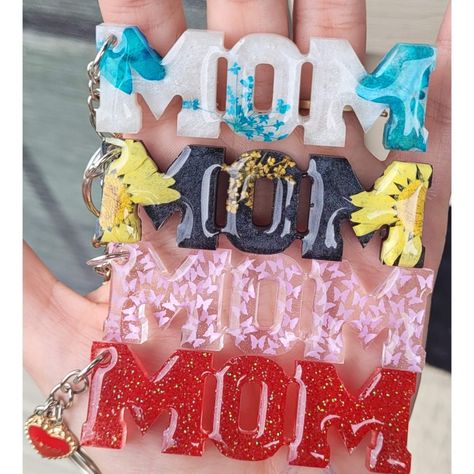 Resin mom keychain Resin Mothers Day Gifts, Mother's Day Projects, Resin Work, Mom Keychain, Resin Keychain, Mothers Day Gifts, Resin Art, Project Ideas, Mother’s Day