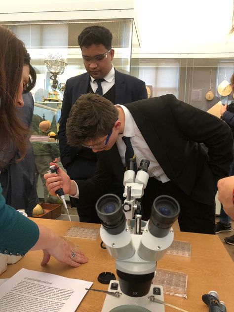 Year 12 scientists at University of Oxford Science Woman Aesthetic, Oxford University Medical School, Oxford Medical School, Academic Romanticism, University Students Life, Rich Vibes, Queens College, Romanticising School, Oxford College