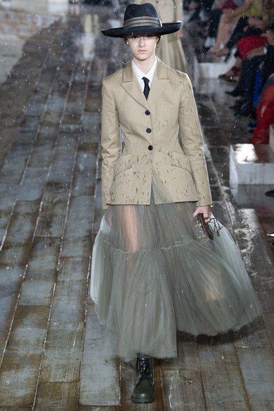 Couture Dior, Gonna In Tulle, Garment Construction, Mode Hippie, Dior Dress, Tulle Skirts, Diane Kruger, Dior Fashion, Miuccia Prada