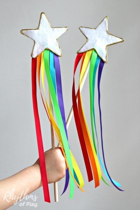 Use felt to make these darling Felt Rainbow Wands! Diy With Kids, Wand Diy, Easy Felt Crafts, Kids Party Crafts, Princess Wands, Diy Wand, Rainbow Ribbon, Diy Rainbow, Homemade Toys