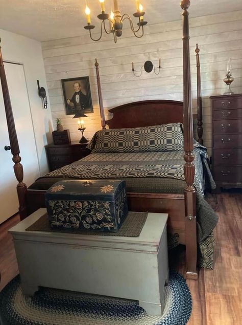 Primitive Farmhouse Bedroom, Colonial Bedroom Ideas, Primitive Bedroom Decor, Colonial Primitive Homes, Primitive Bedroom Ideas, Primitive Country Bedrooms, Colonial Bedrooms, Colonial Home Interior, Colonial House Interior