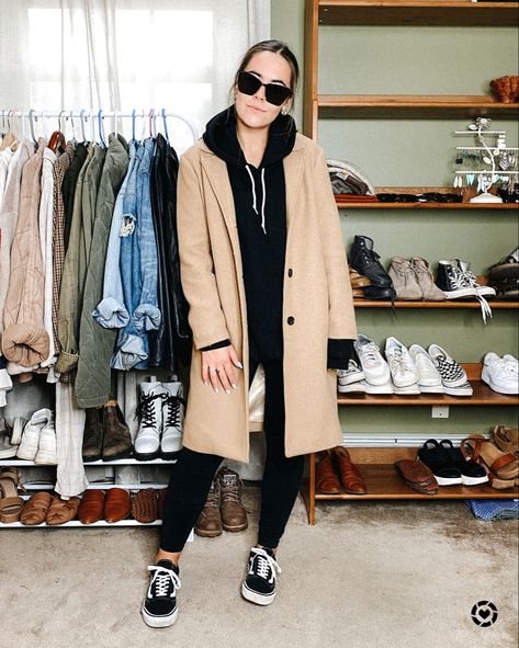 Carmel Coat Outfit Casual, Oversized Camel Coat Outfit, Long Tan Coat Outfit, Tan Wool Coat Outfit, Tan Coat Outfit Winter, Seattle Winter Outfits, Seattle Outfits Winter, Wool Coat Outfit Casual, Cream Coat Outfit Winter