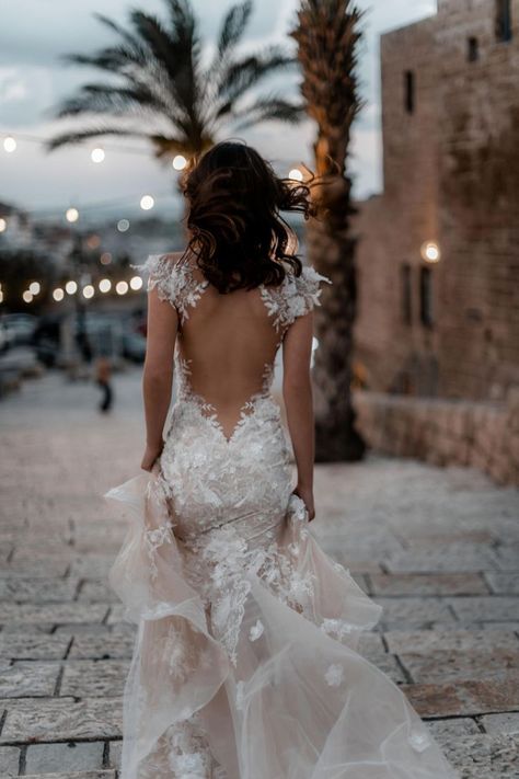 Love the backless mermaid gown Gwen Stefani Wedding Dress, Wedding Dress Mermaid Lace, Online Wedding Dress Shopping, Bridal Mehndi Dresses, Wedding Dress Organza, Dresses Princess, Aline Wedding Dress, Pnina Tornai, Amazing Wedding Dress