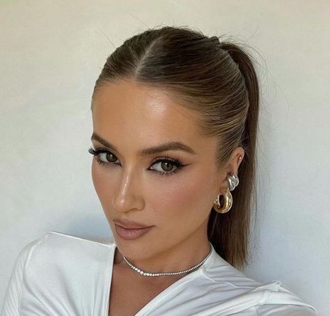 Trendy Slick Back Ponytail, Conna Walker Style, Slick Back Women Hairstyles, Sleek Hairstyles For Medium Length Hair, Hairstyle Clean Look, Sleek Hairstyles Ponytail, Clean Ponytail Hairstyles, Clean Girl Ponytail, Social Hairstyles