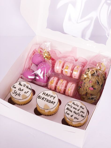 Baked Goods Basket Ideas, Desert Gift Box Ideas, Birthday Treat Box Ideas, Cupcake Gift Box Ideas, Teen Cupcakes, Treat Business, Birthday Sweets, Bento Cakes, Dessert Box