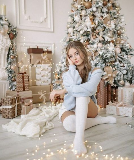 Christmas Fashion Photography, Christmas Couple Photos, Christmas Outfit Inspiration, New Year Photoshoot, Christmas Poses, Christmas Family Photoshoot, Xmas Photos, Trendy Christmas Outfits, Holiday Photoshoot